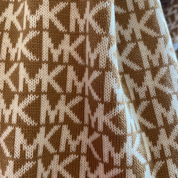 NWT Michael Michael Kors gorgeous scarf. So pretty and classic! - Picture 10 of 12